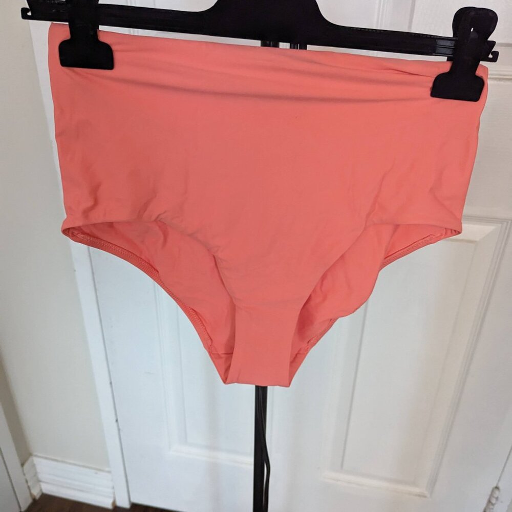 Lululemon waterside medium bottom high waisted, size 8